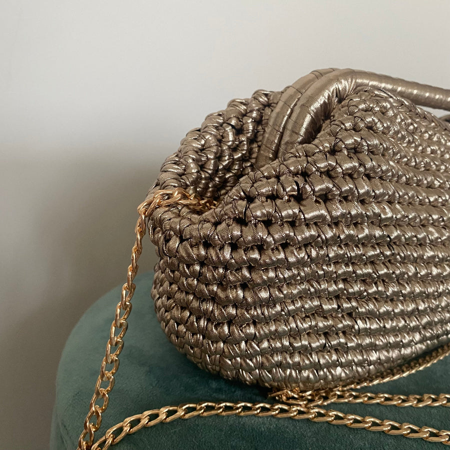 Borsa clutch all’uncinetto in fettuccia metallizzata similpelle champagne personalizzabile