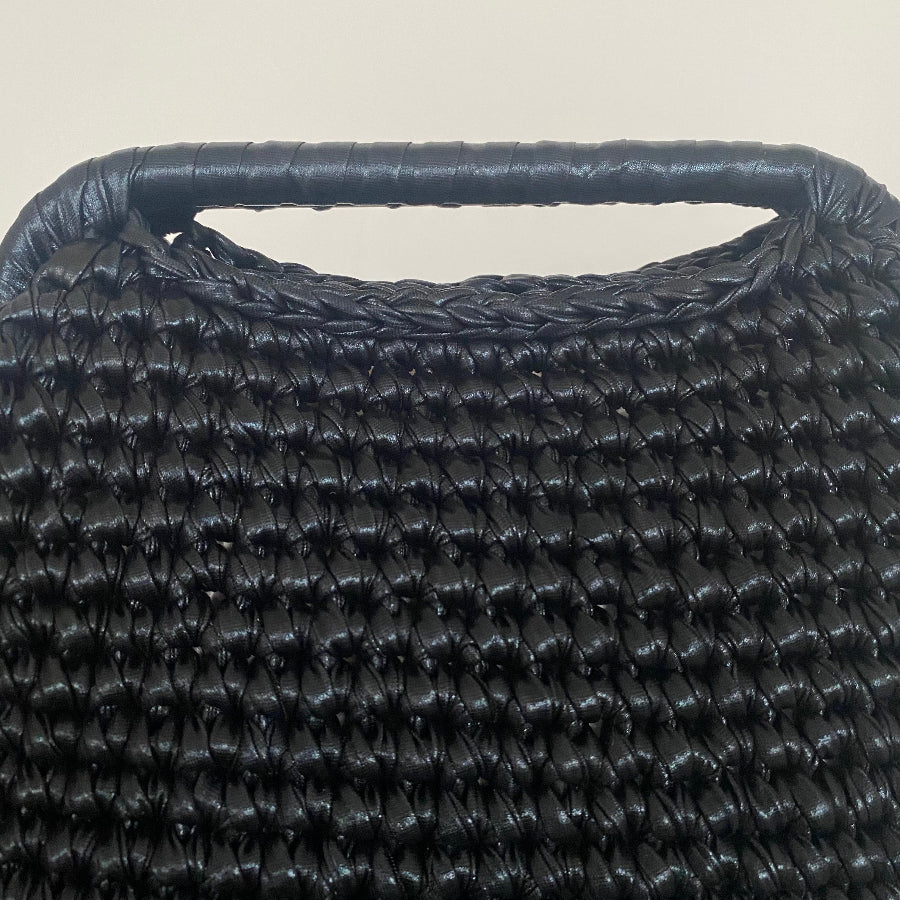 Borsa clutch all’uncinetto in fettuccia metallizzata similpelle nero personalizzabile