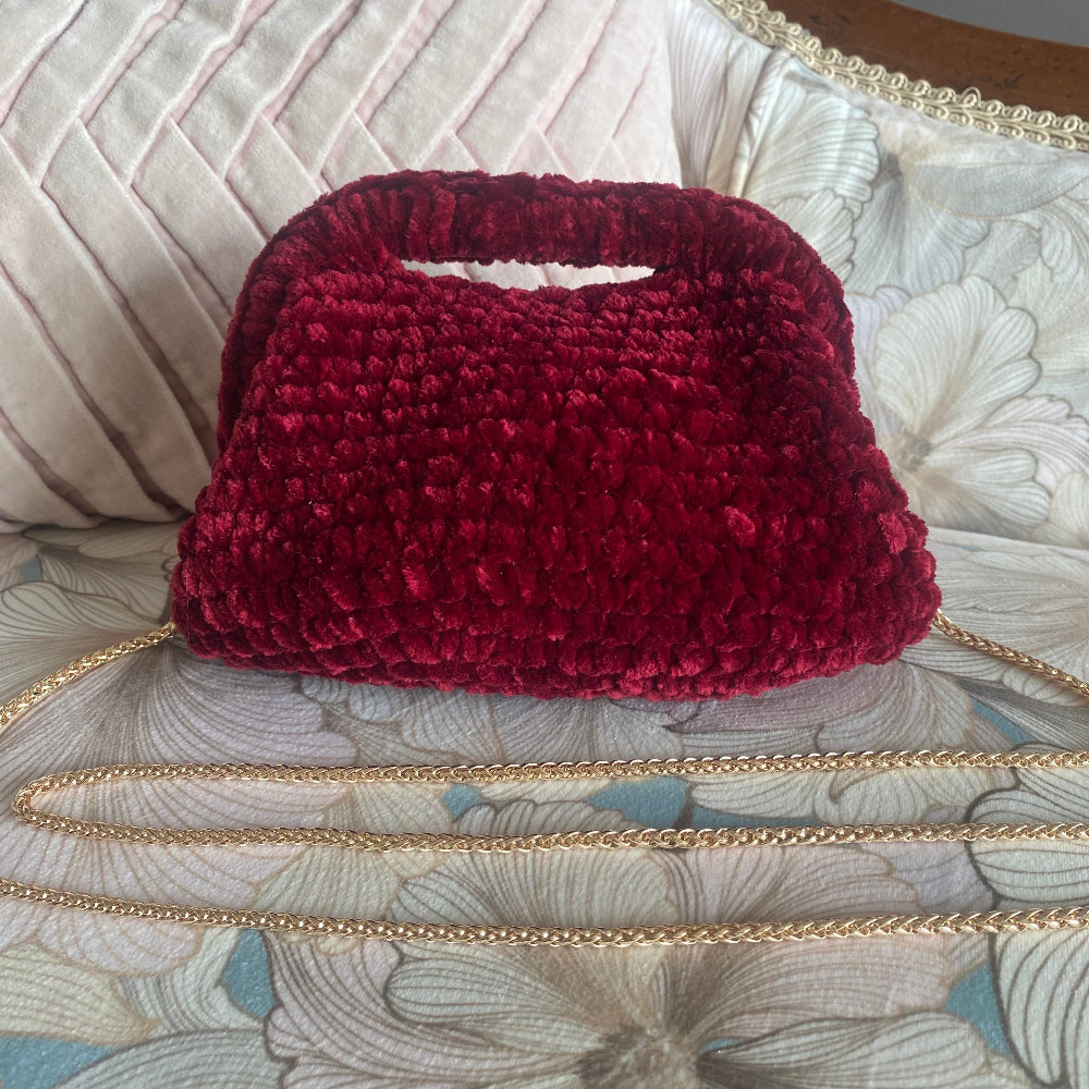 Borsa clutch all’uncinetto in velluto bordeaux personalizzabile con iniziale