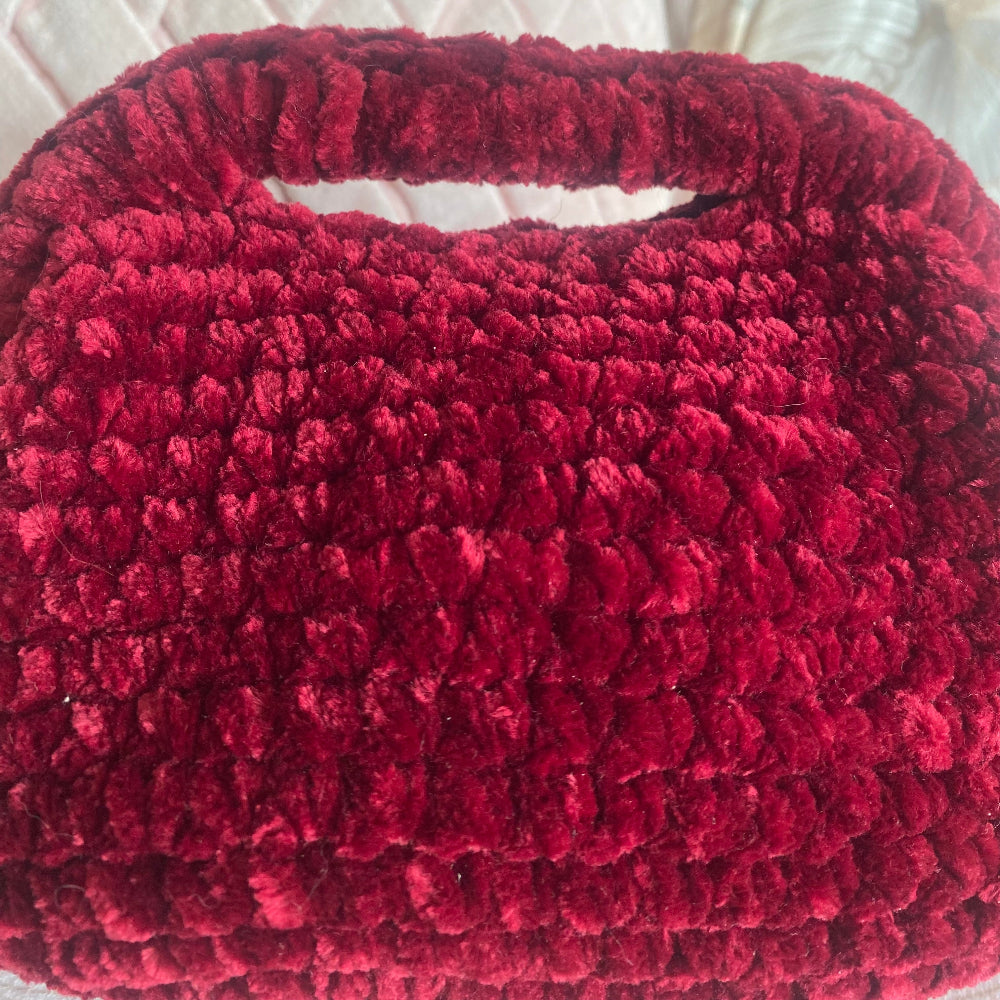 Borsa clutch all’uncinetto in velluto bordeaux personalizzabile con iniziale