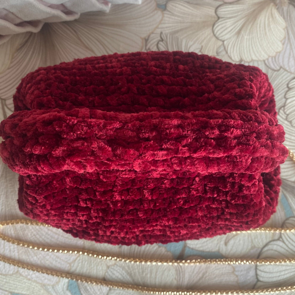 Borsa clutch all’uncinetto in velluto bordeaux personalizzabile con iniziale