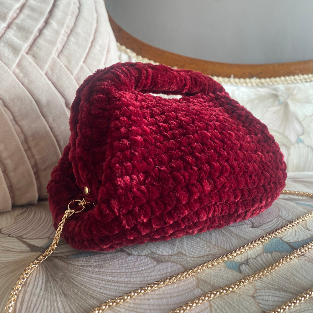 Borsa clutch all’uncinetto in velluto bordeaux personalizzabile con iniziale