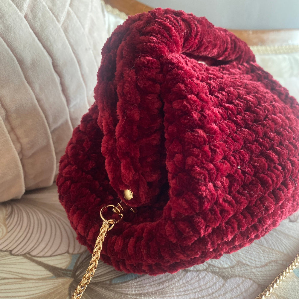 Borsa clutch all’uncinetto in velluto bordeaux personalizzabile con iniziale