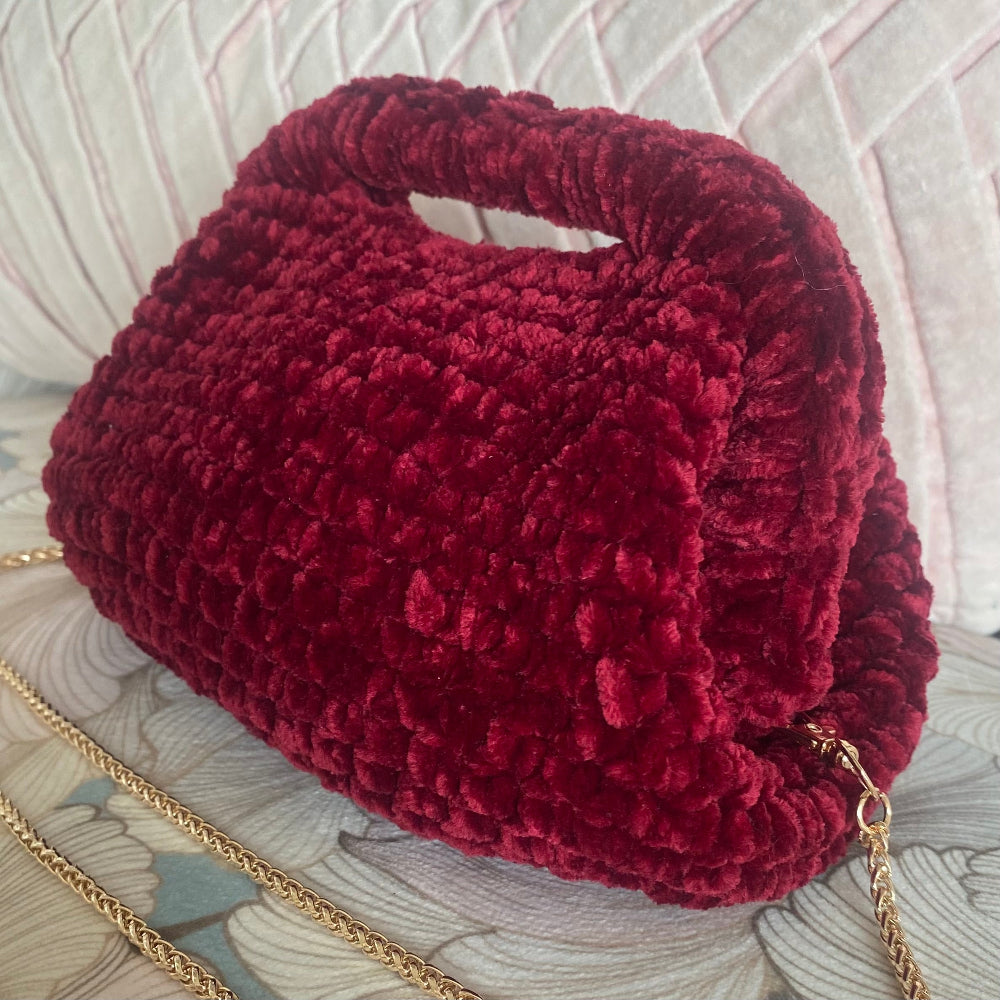 Borsa clutch all’uncinetto in velluto bordeaux personalizzabile con iniziale