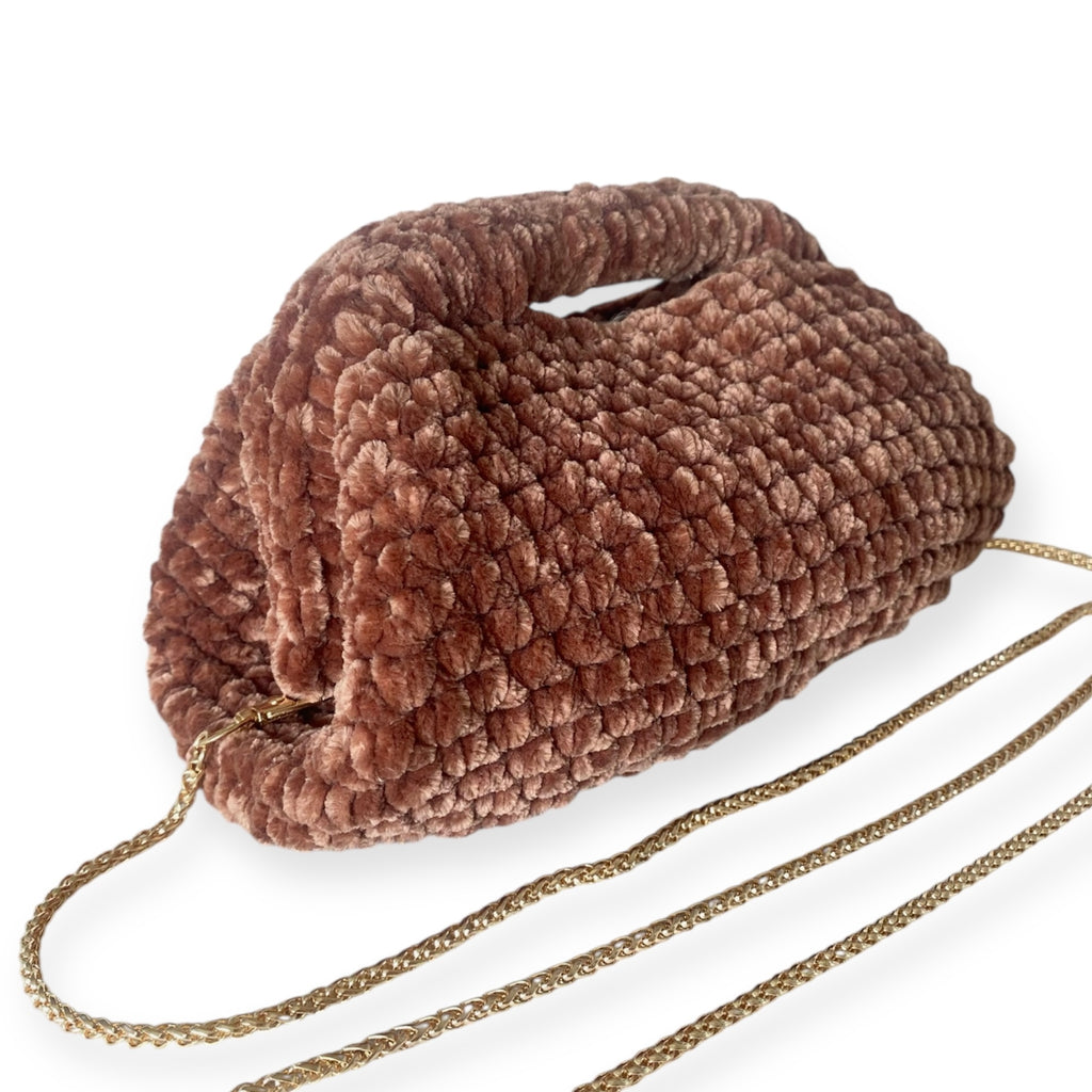 Borsa clutch all’uncinetto in velluto marrone personalizzabile