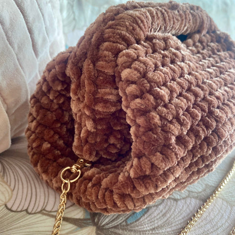 Clutch all'uncinetto in velluto marrone