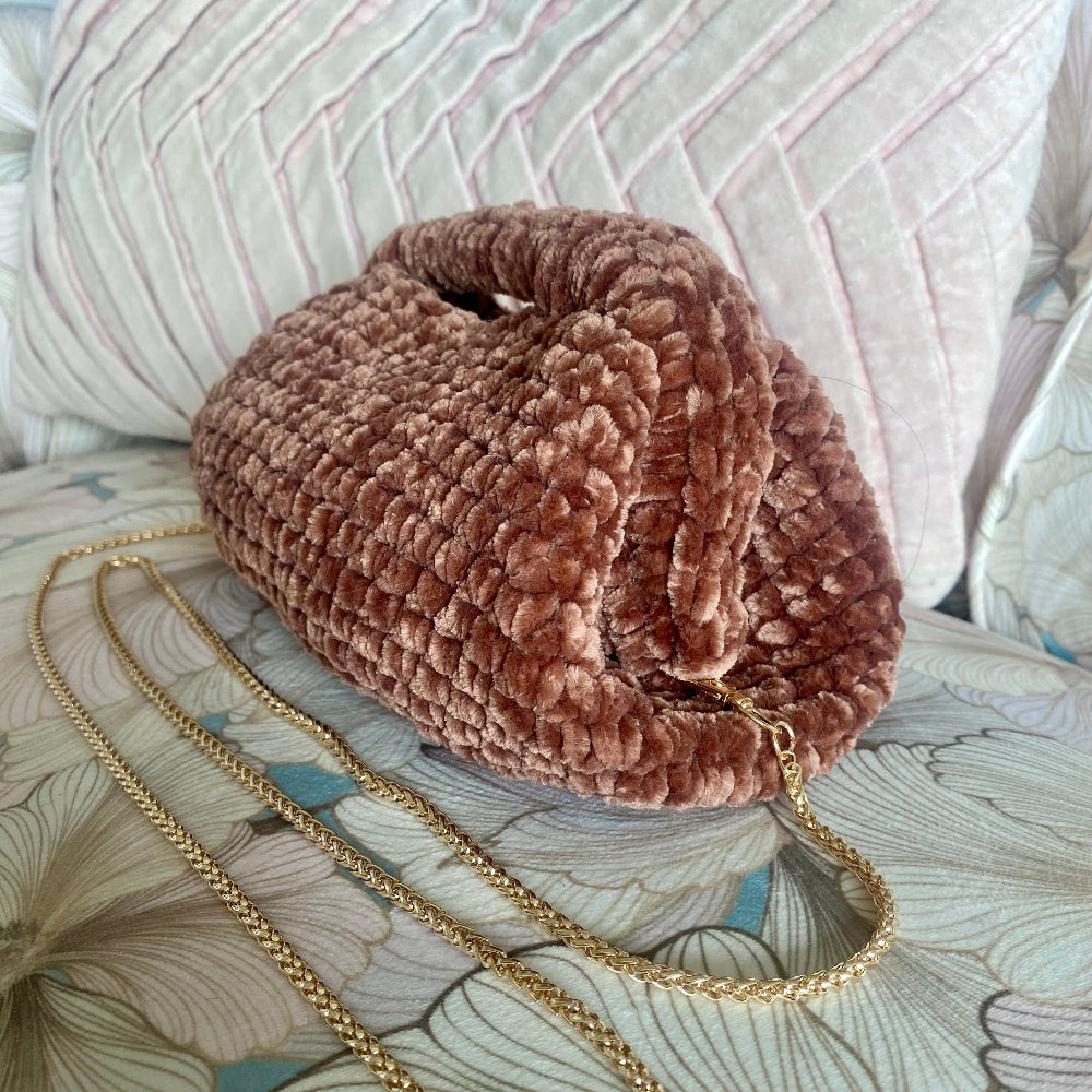 Borsa clutch all’uncinetto in velluto marrone personalizzabile