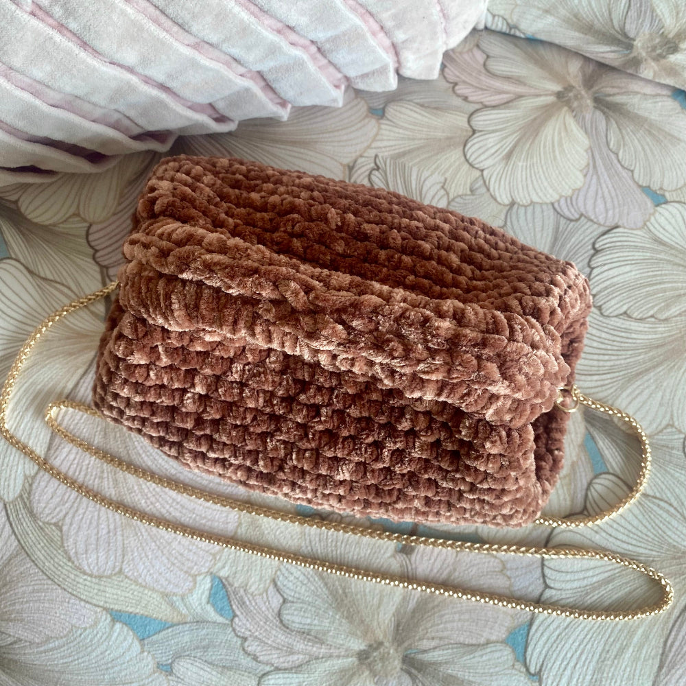 Borsa clutch all’uncinetto in velluto marrone personalizzabile