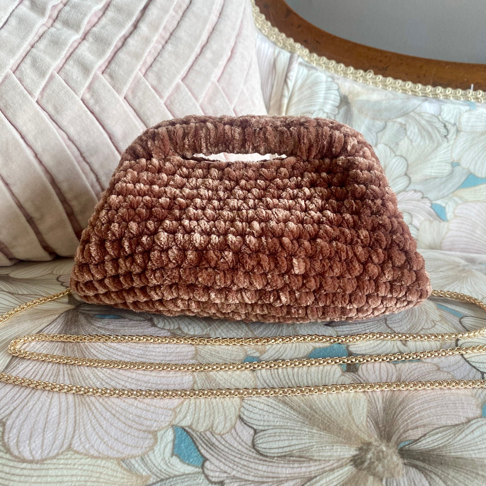 Borsa clutch all’uncinetto in velluto marrone personalizzabile