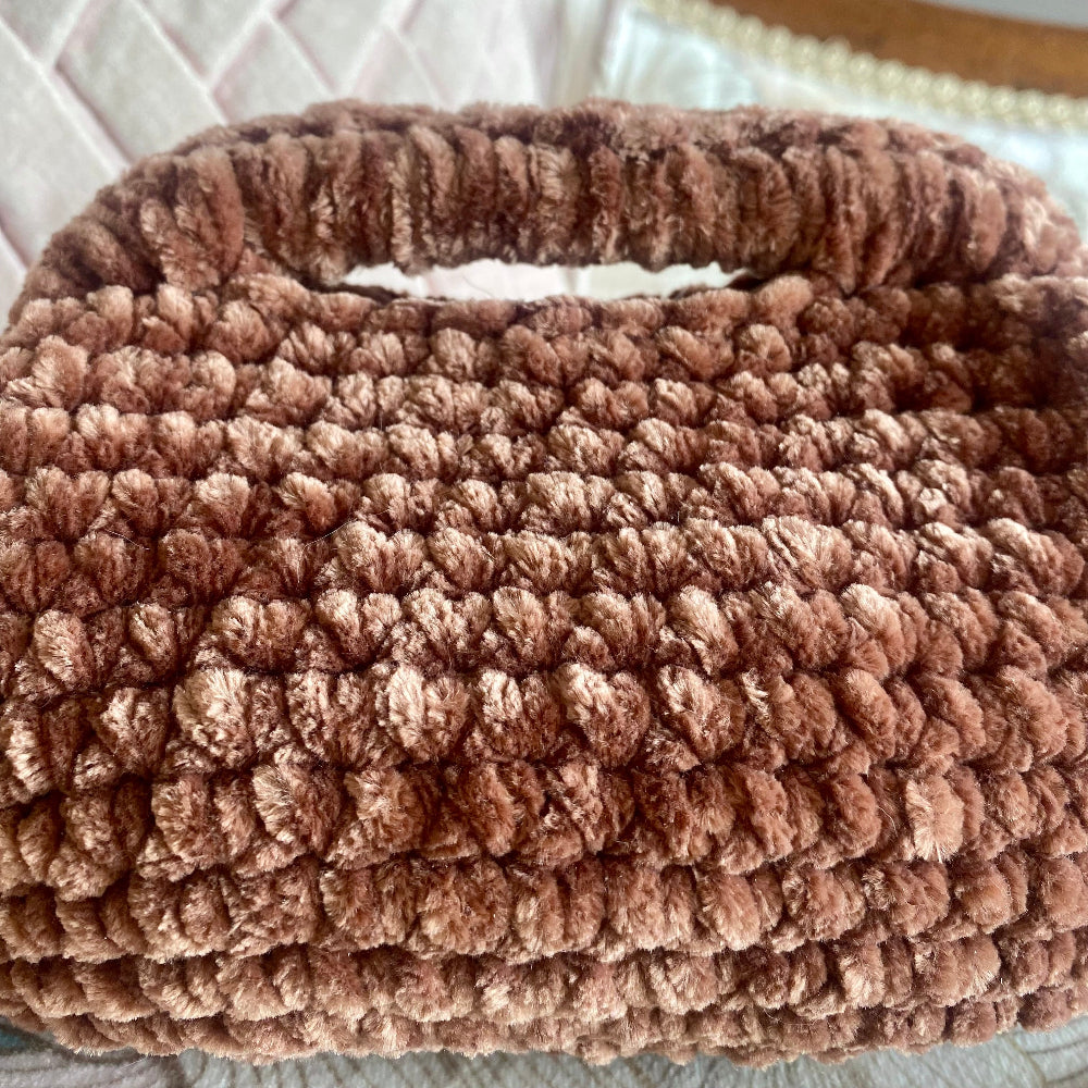 Borsa clutch all’uncinetto in velluto marrone personalizzabile