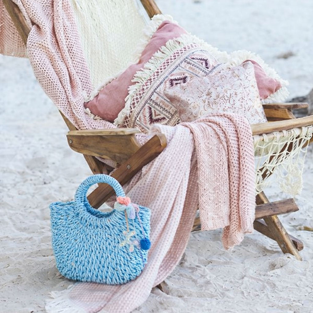 Borsa in paglia azzurra con iniziale personalizzata