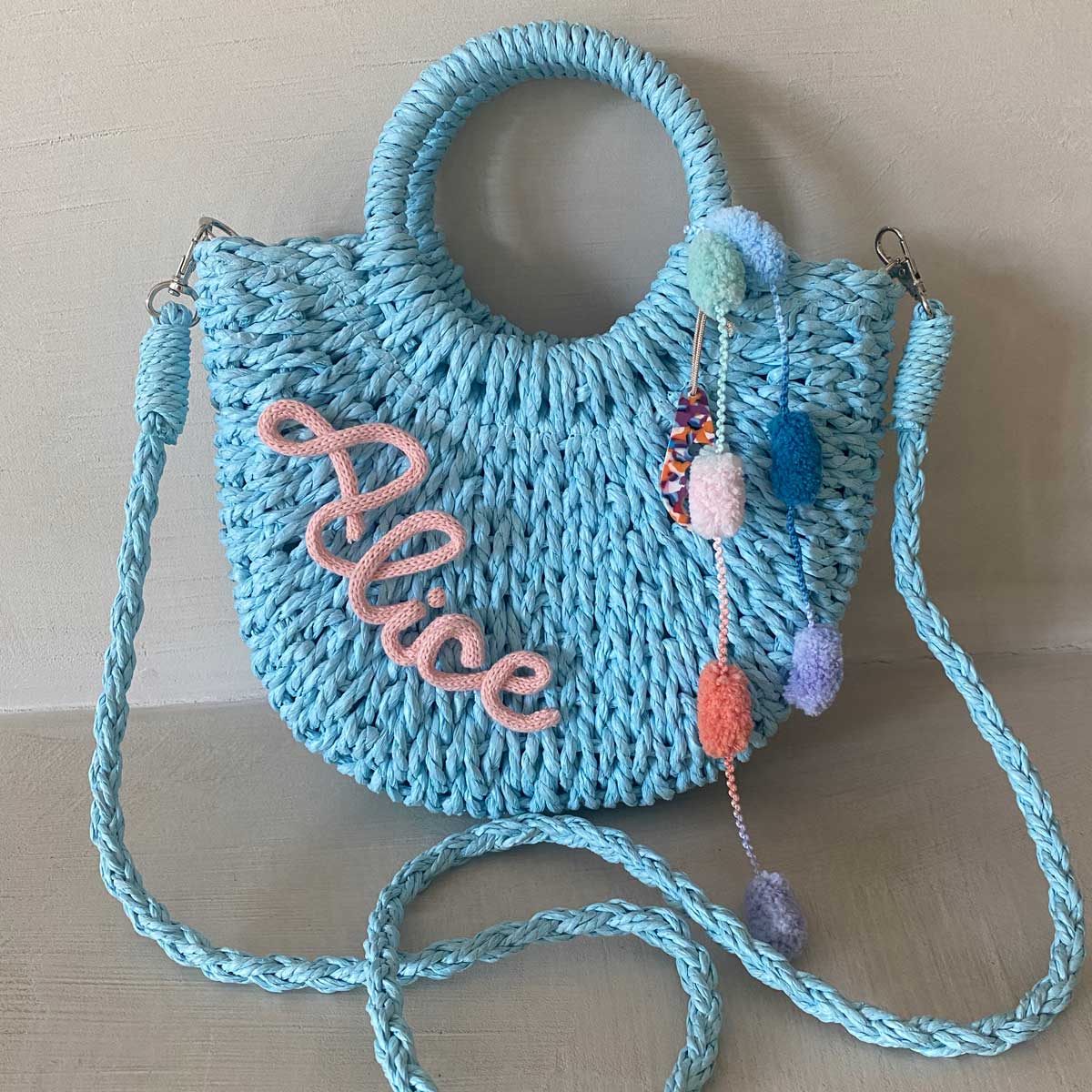 Borsa in paglia azzurra con iniziale personalizzata