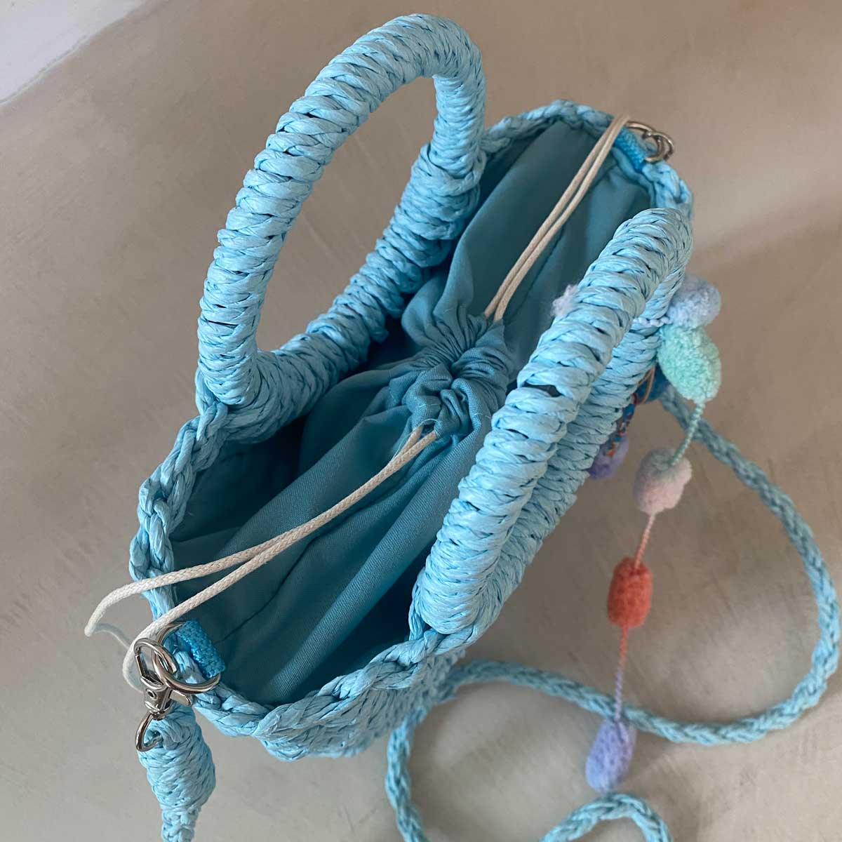 Borsa in paglia azzurra con iniziale personalizzata
