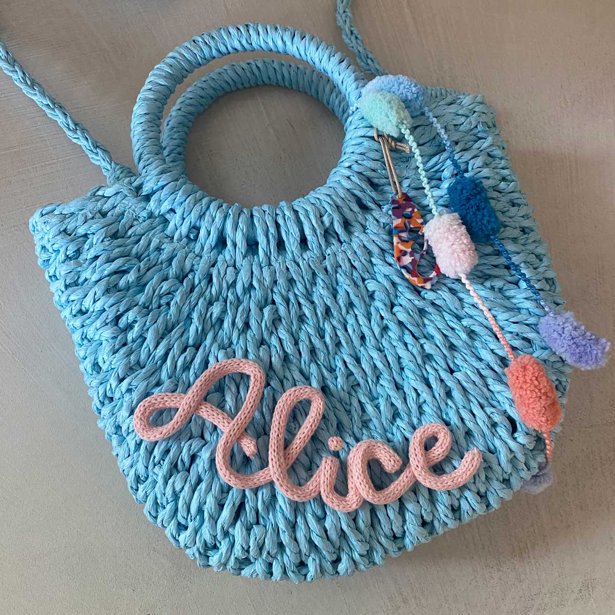 Borsa in paglia azzurra con iniziale personalizzata