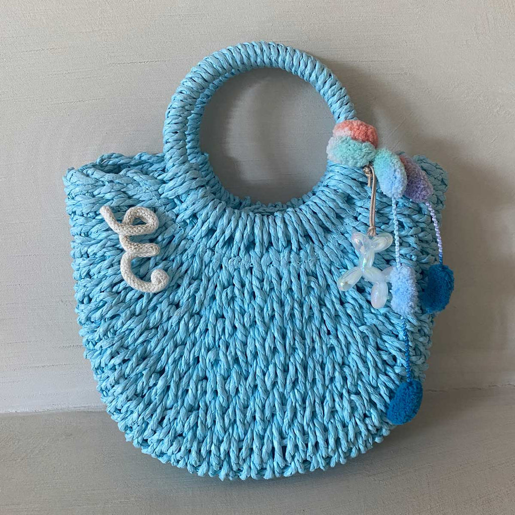 Borsa in paglia azzurra con iniziale personalizzata