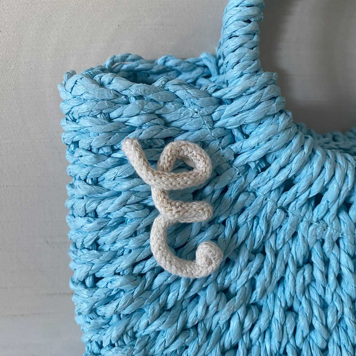 Borsa in paglia azzurra con iniziale personalizzata