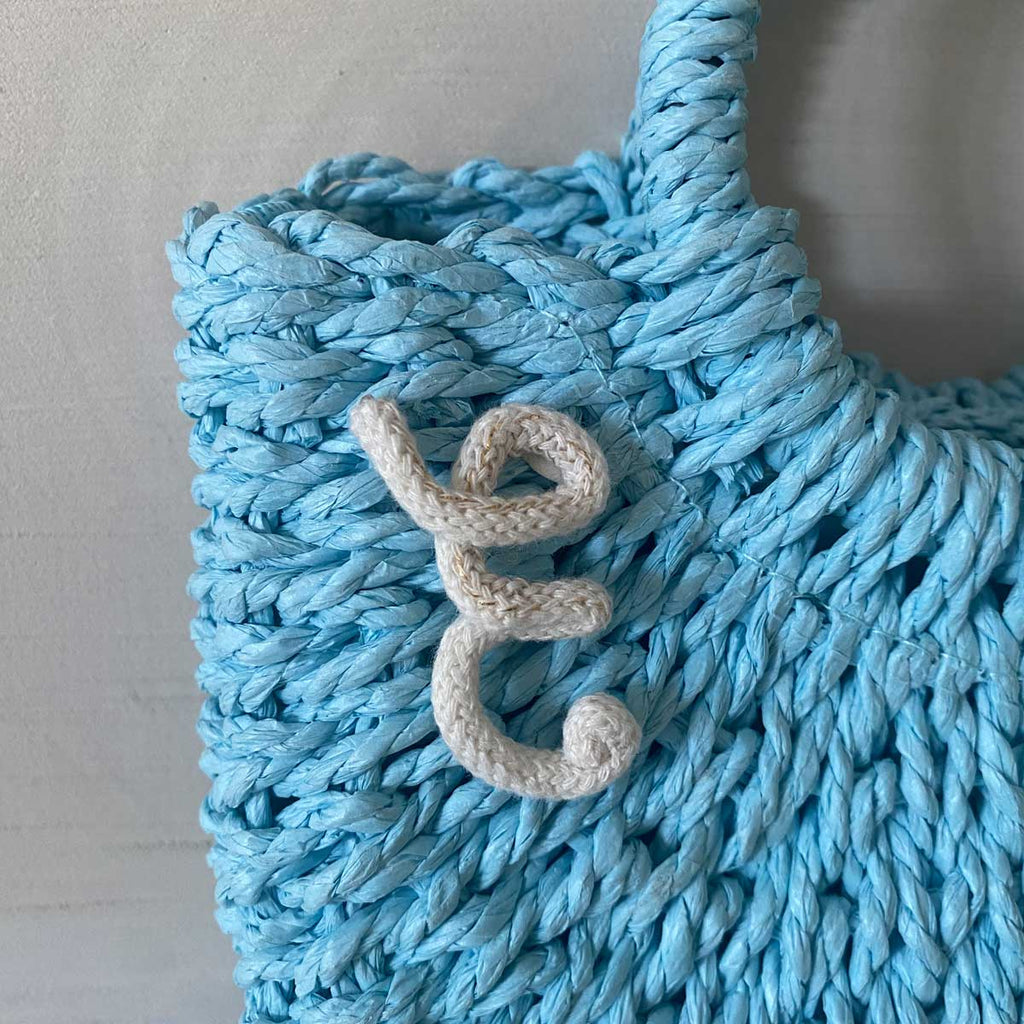 Borsa in paglia azzurra con iniziale personalizzata