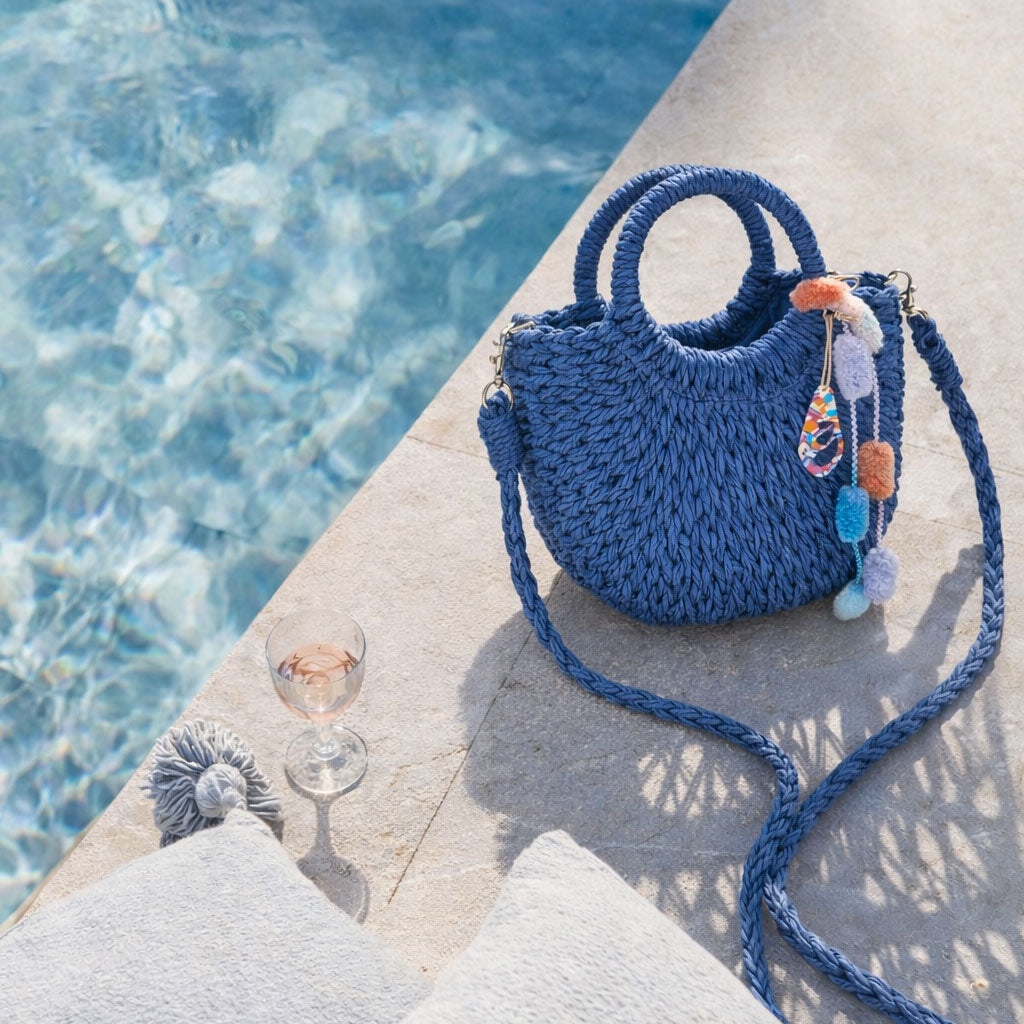 Borsa in paglia blu con iniziale personalizzata