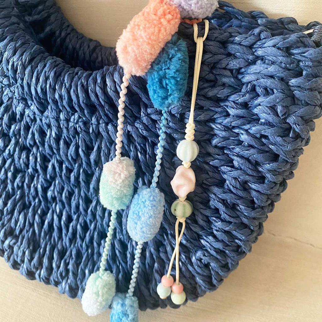 Borsa in paglia blu con iniziale personalizzata