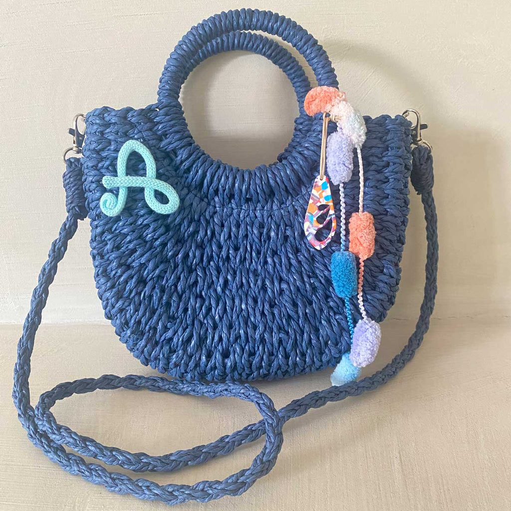 Borsa in paglia blu con iniziale personalizzata