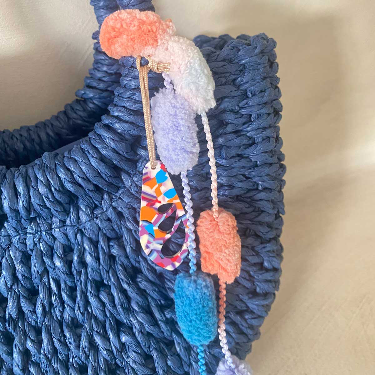 Borsa in paglia blu con iniziale personalizzata
