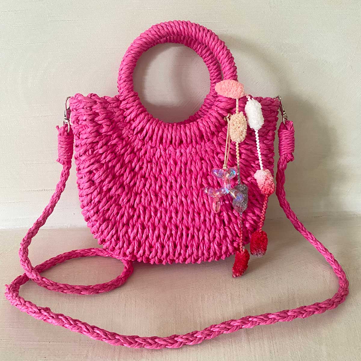 Borsa in paglia fucsia con iniziale personalizzata