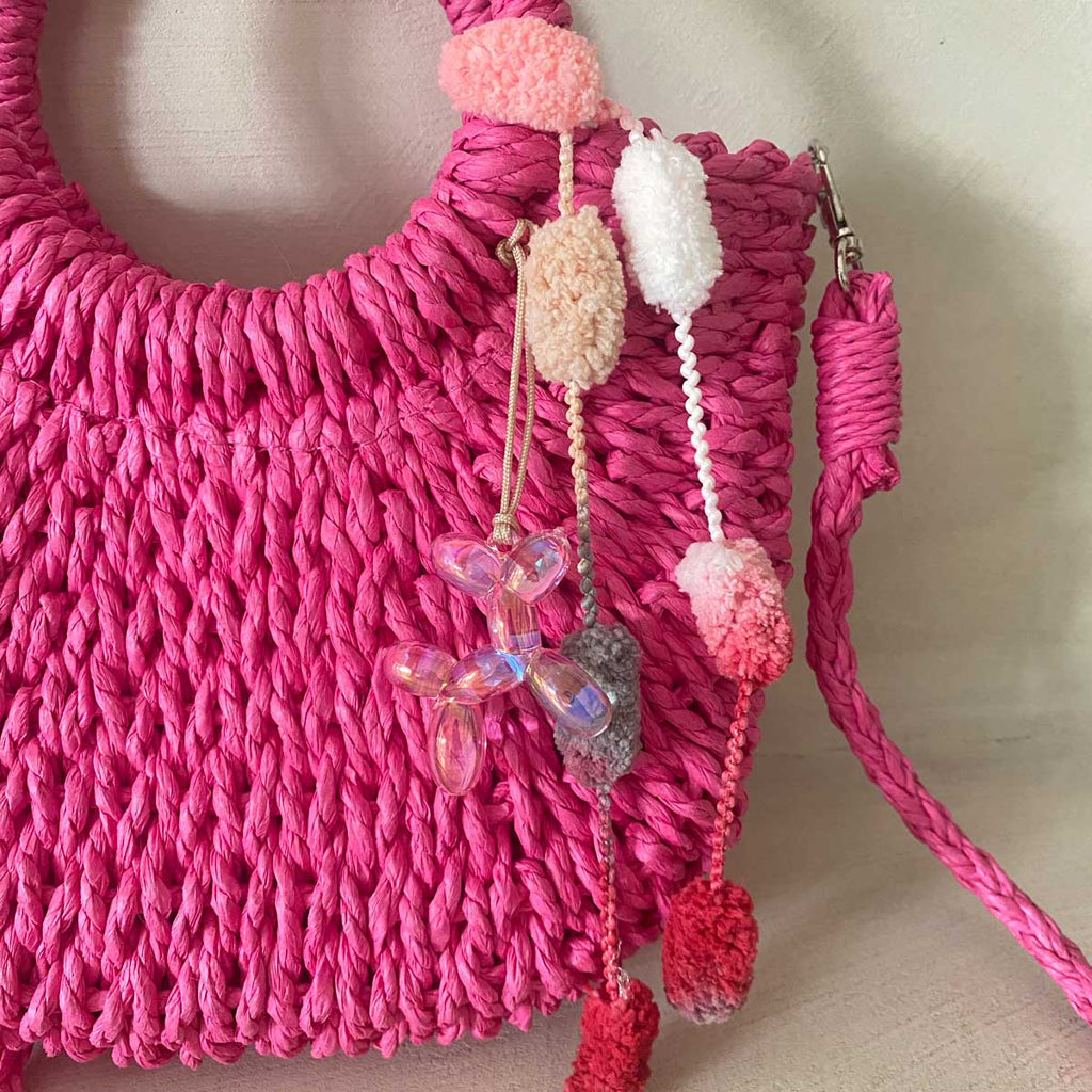 Borsa in paglia fucsia con iniziale personalizzata