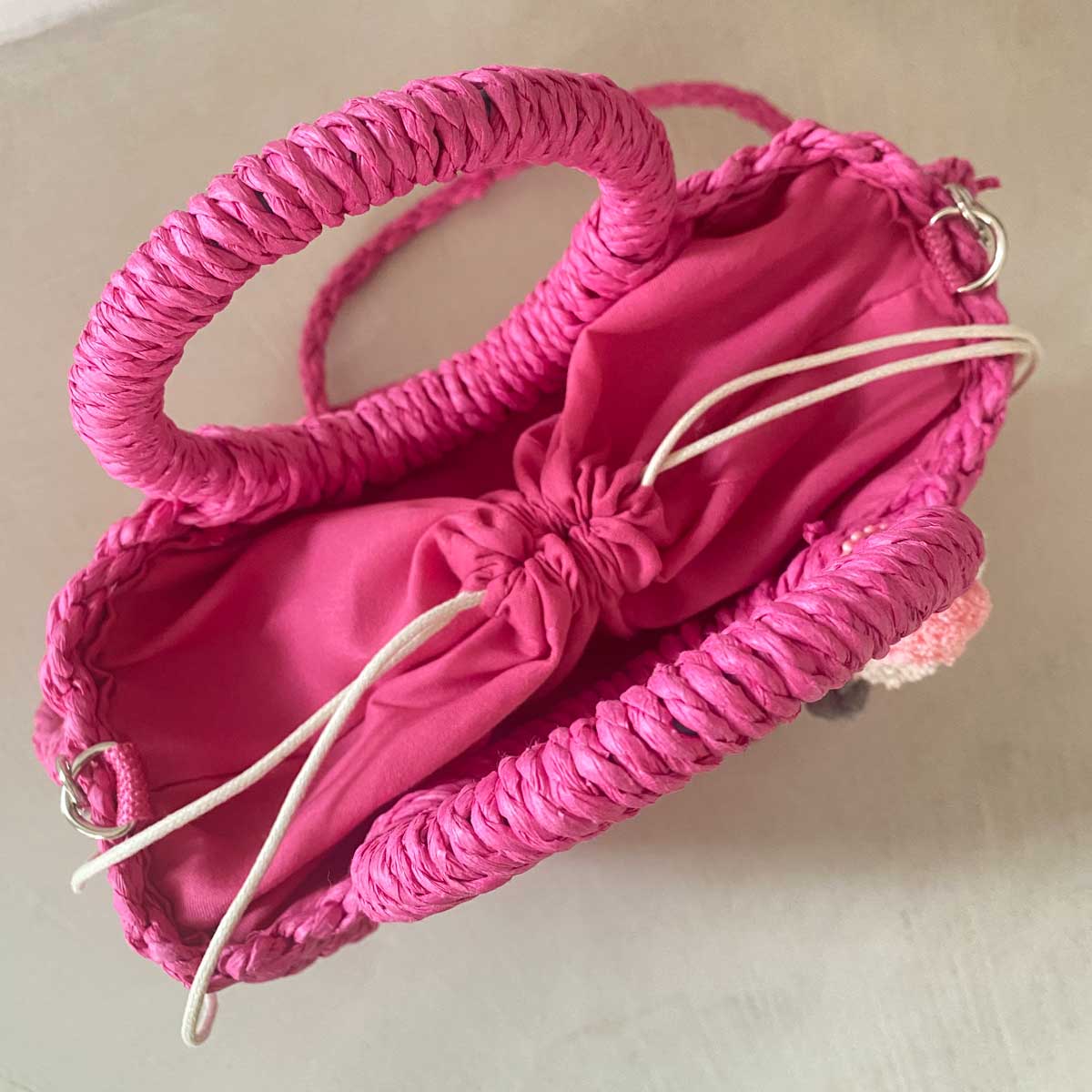 Borsa in paglia fucsia con iniziale personalizzata