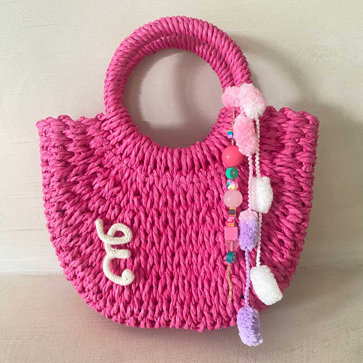 Borsa in paglia fucsia con iniziale personalizzata