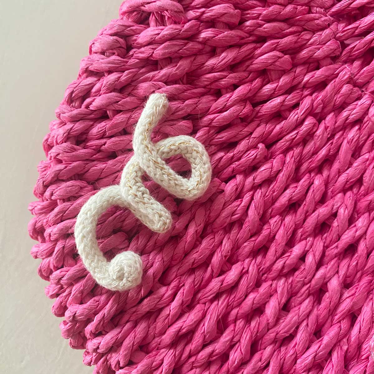 Borsa in paglia fucsia con iniziale personalizzata