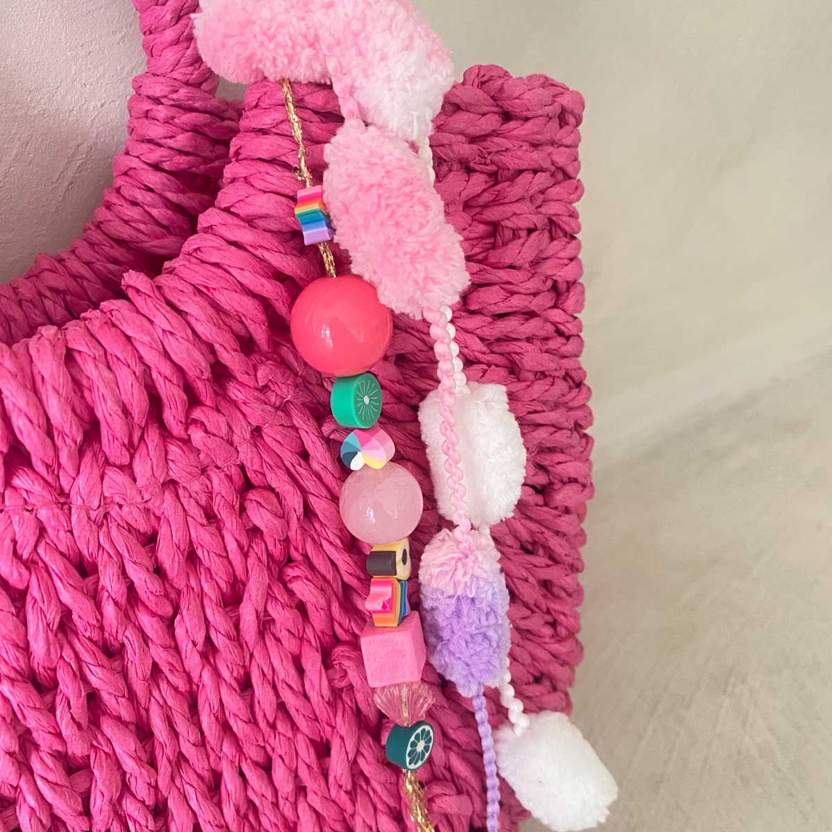 Borsa in paglia fucsia con iniziale personalizzata