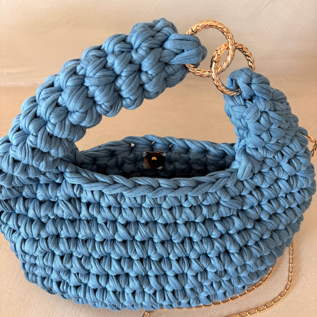 Hobo bag all'uncinetto blu