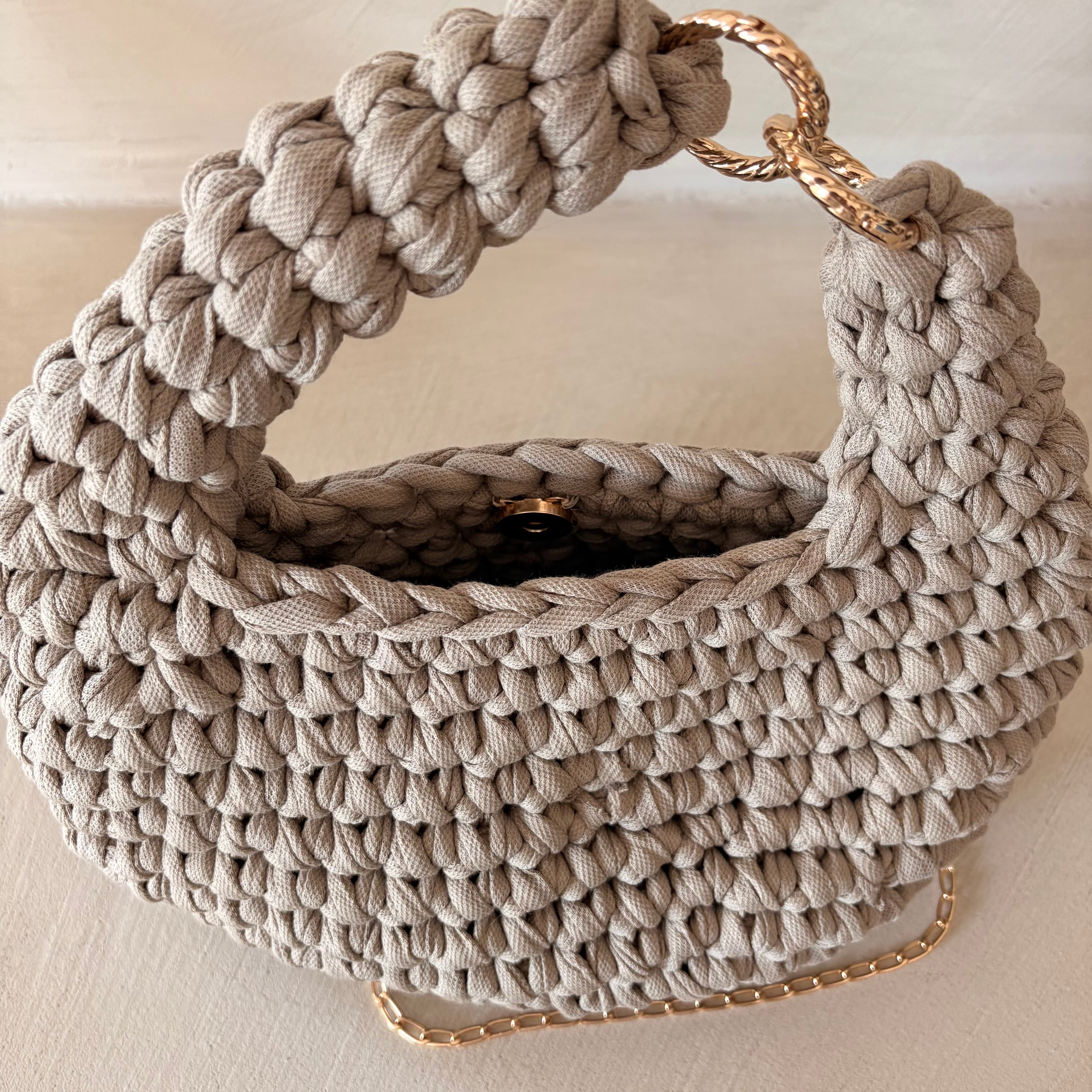Hobo bag all'uncinetto beige
