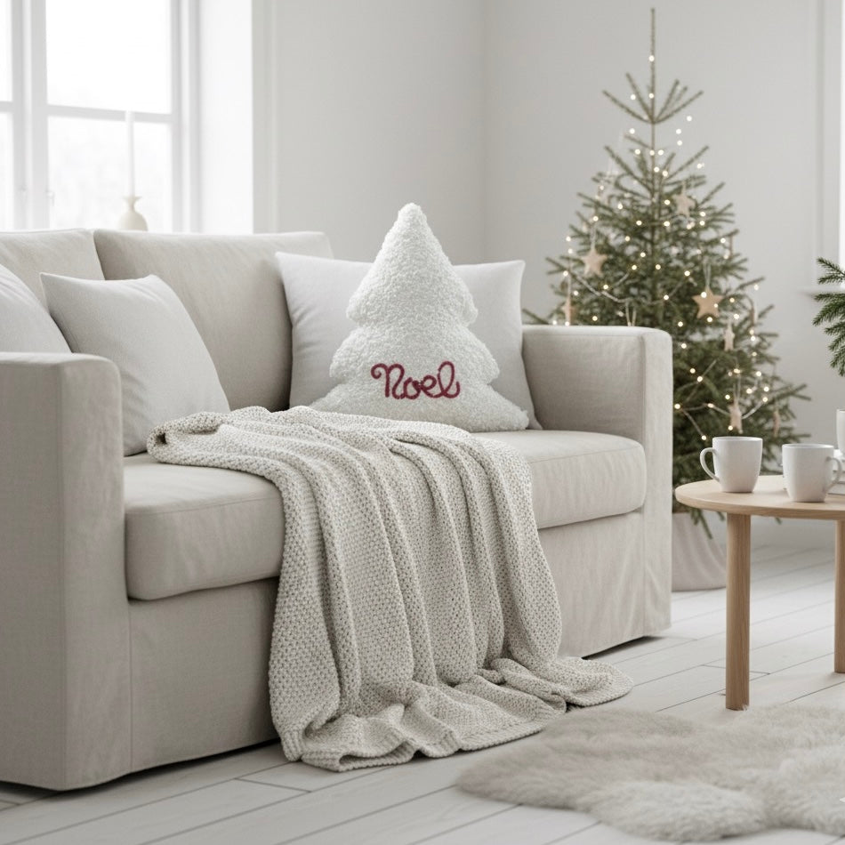 Cuscino a forma di albero di Natale in tessuto bouclè teddy bianco con scritta personalizzata