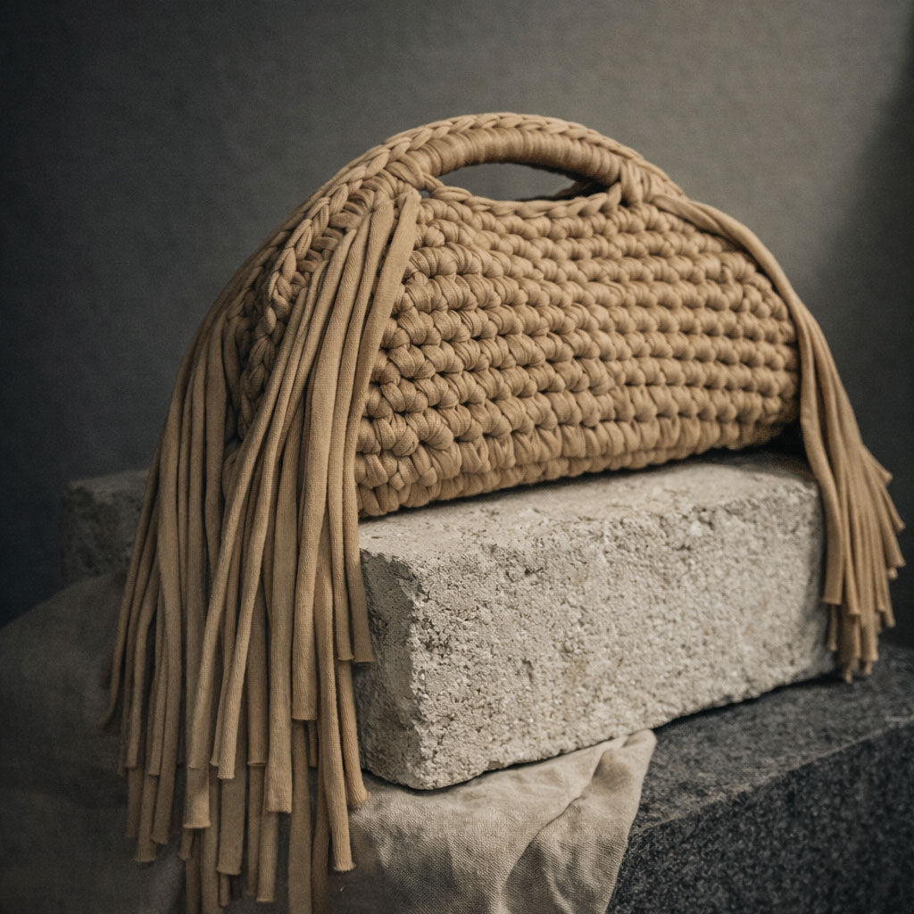 Clutch bag all'uncinetto fatta a mano beige con frange