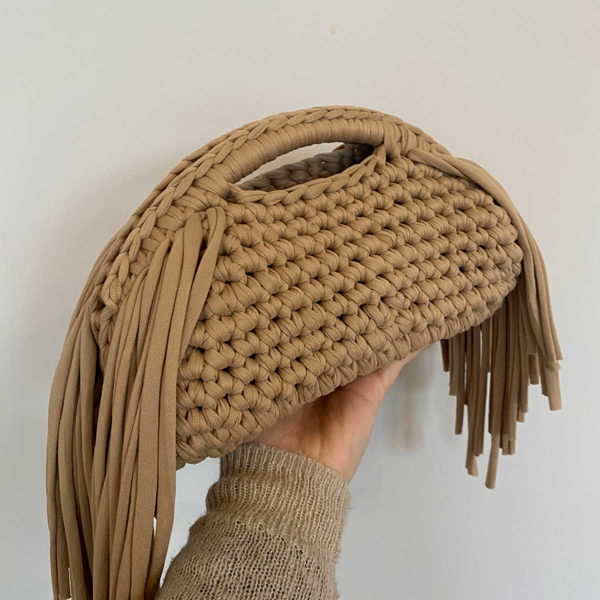 Clutch bag all'uncinetto fatta a mano beige con frange