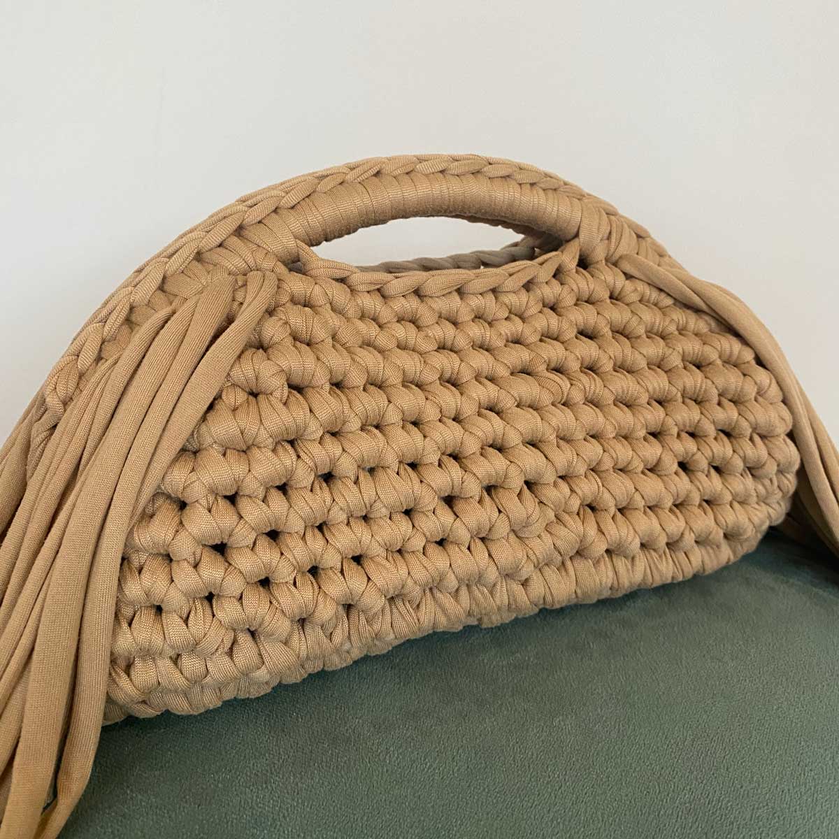 Clutch bag all'uncinetto fatta a mano beige con frange