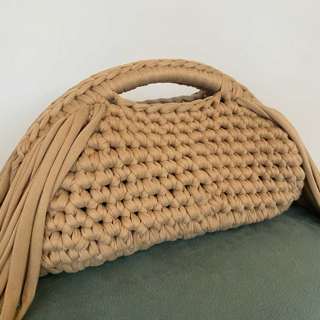 Clutch bag all'uncinetto fatta a mano beige con frange