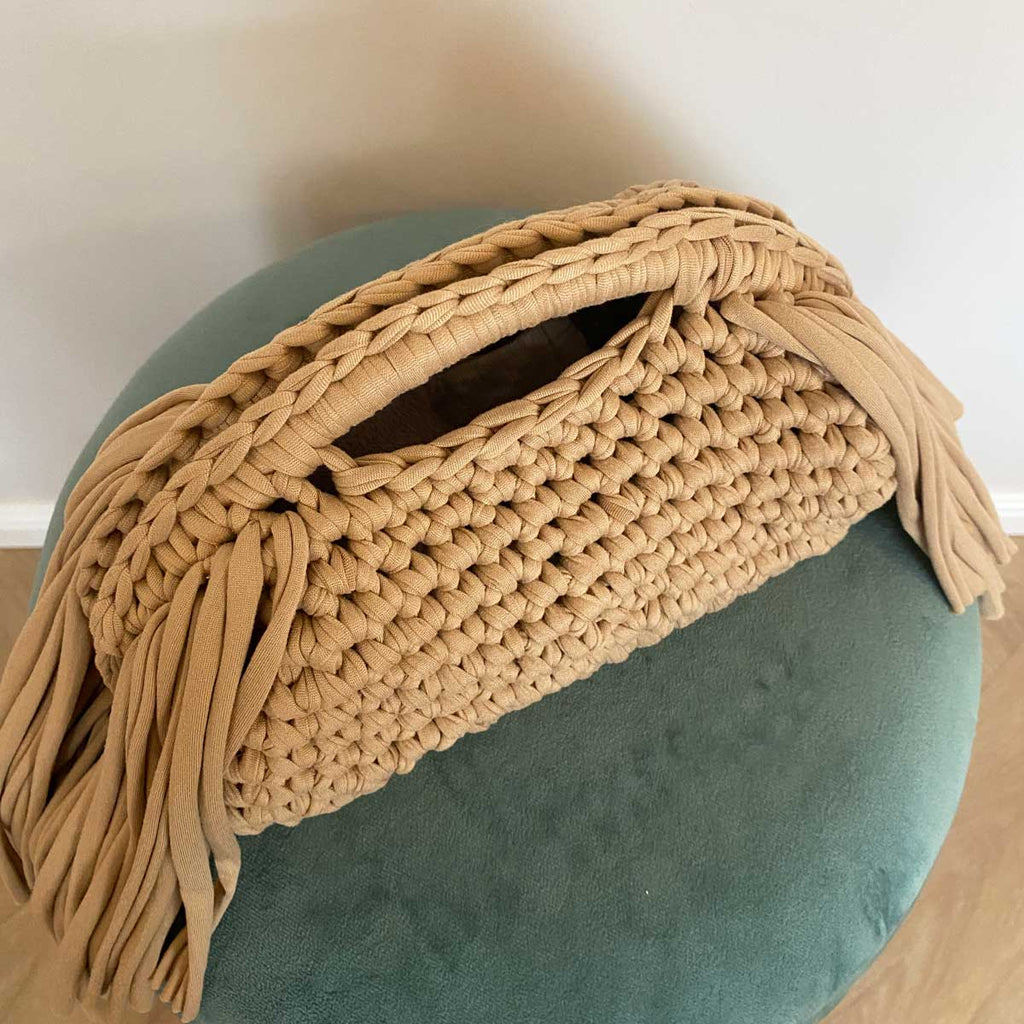 Clutch bag all'uncinetto fatta a mano beige con frange