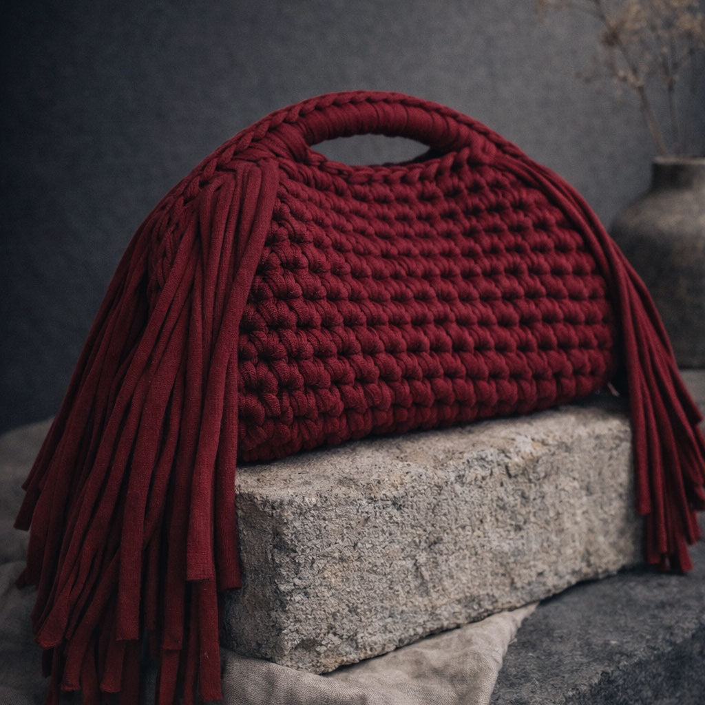 Clutch bag all'uncinetto fatta a mano bordeaux con frange