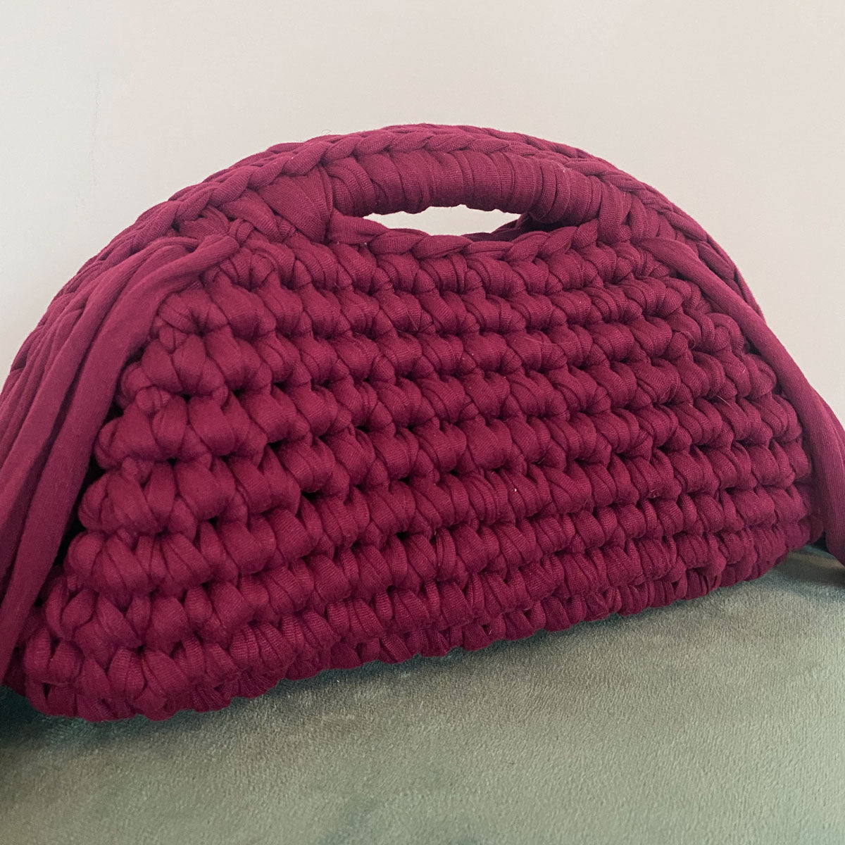 Clutch bag all'uncinetto fatta a mano bordeaux con frange