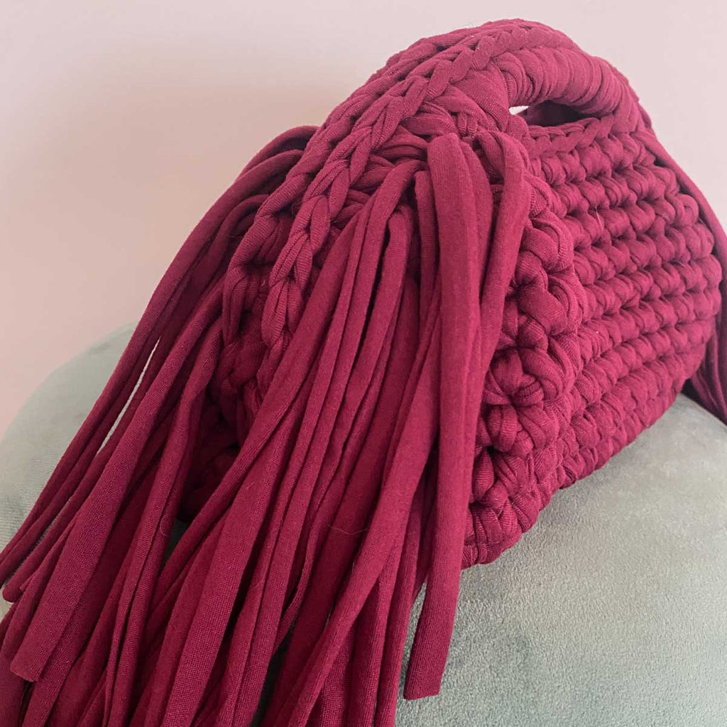 Clutch bag all'uncinetto fatta a mano bordeaux con frange