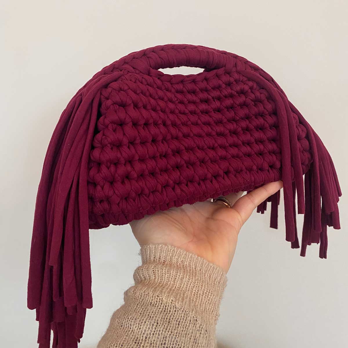 Clutch bag all'uncinetto fatta a mano bordeaux con frange