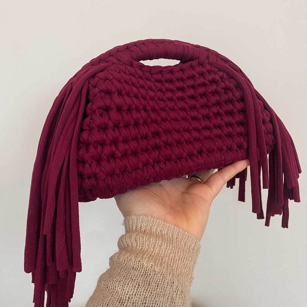 Clutch bag all'uncinetto fatta a mano bordeaux con frange