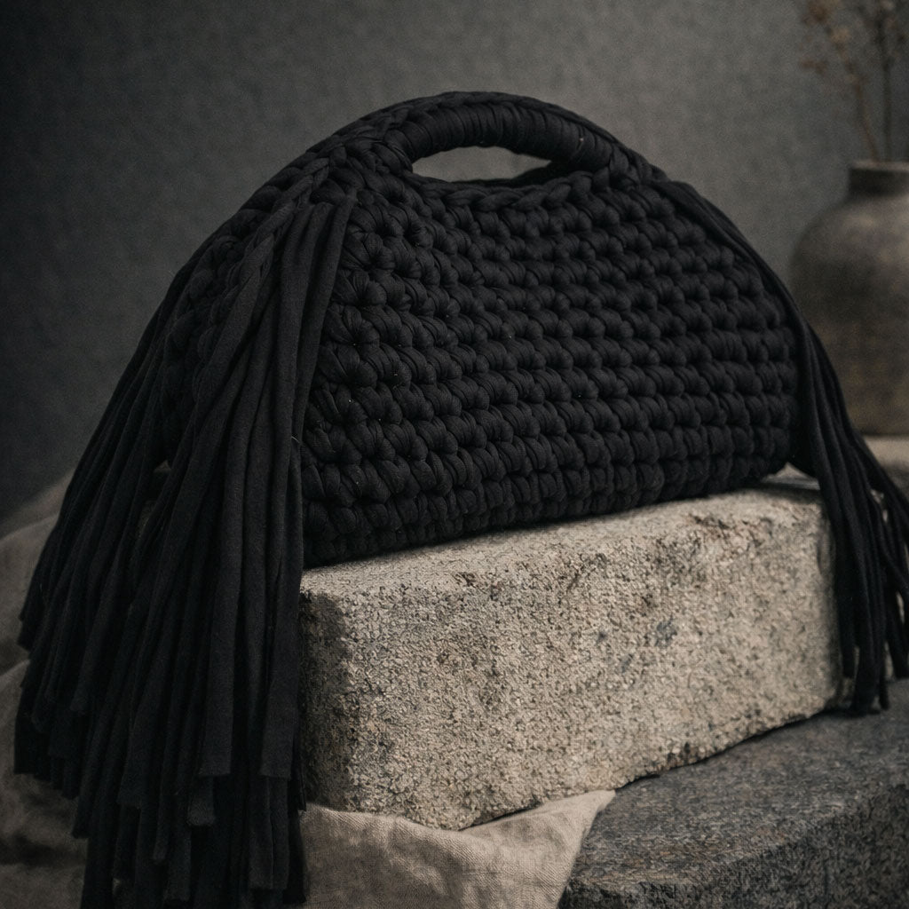 Clutch bag all'uncinetto fatta a mano nera con frange