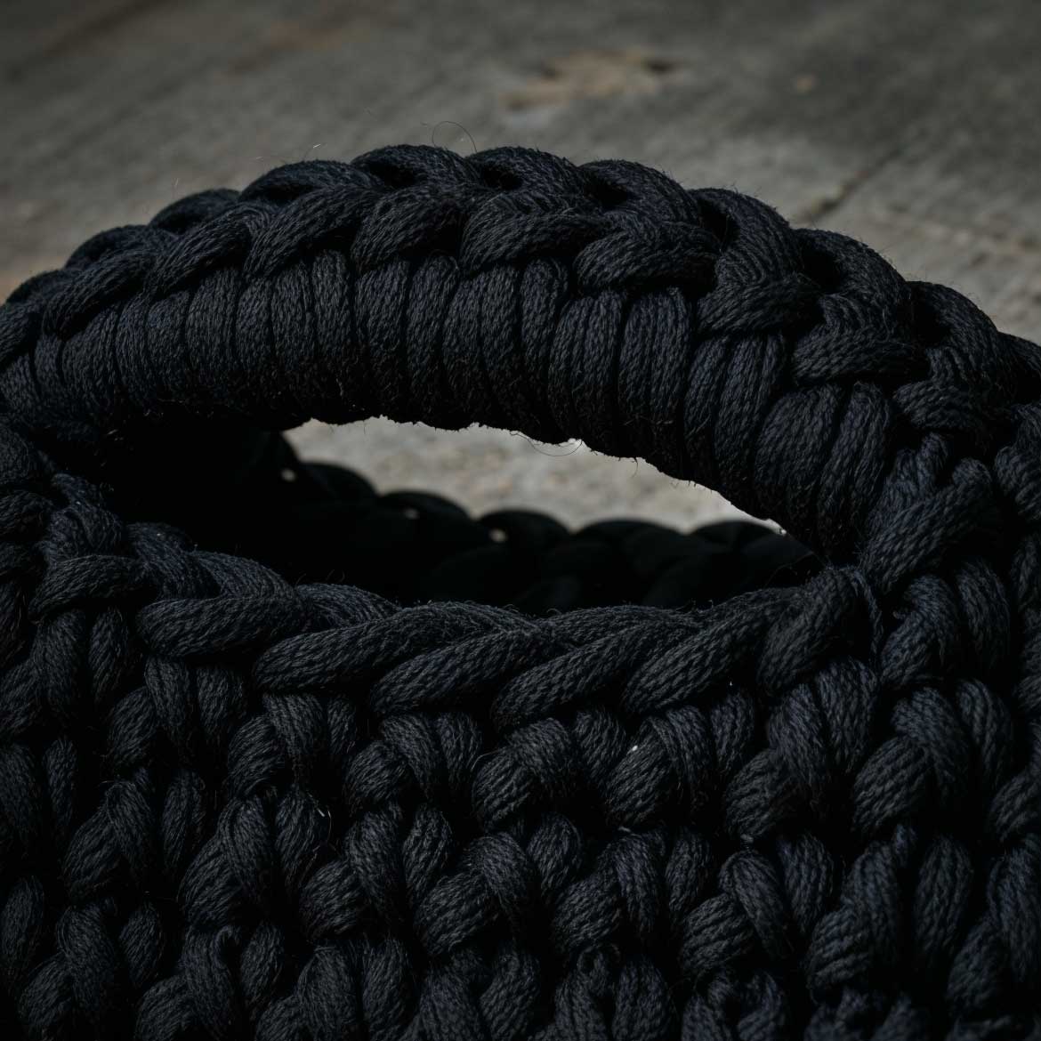 Clutch bag all'uncinetto fatta a mano nera con frange