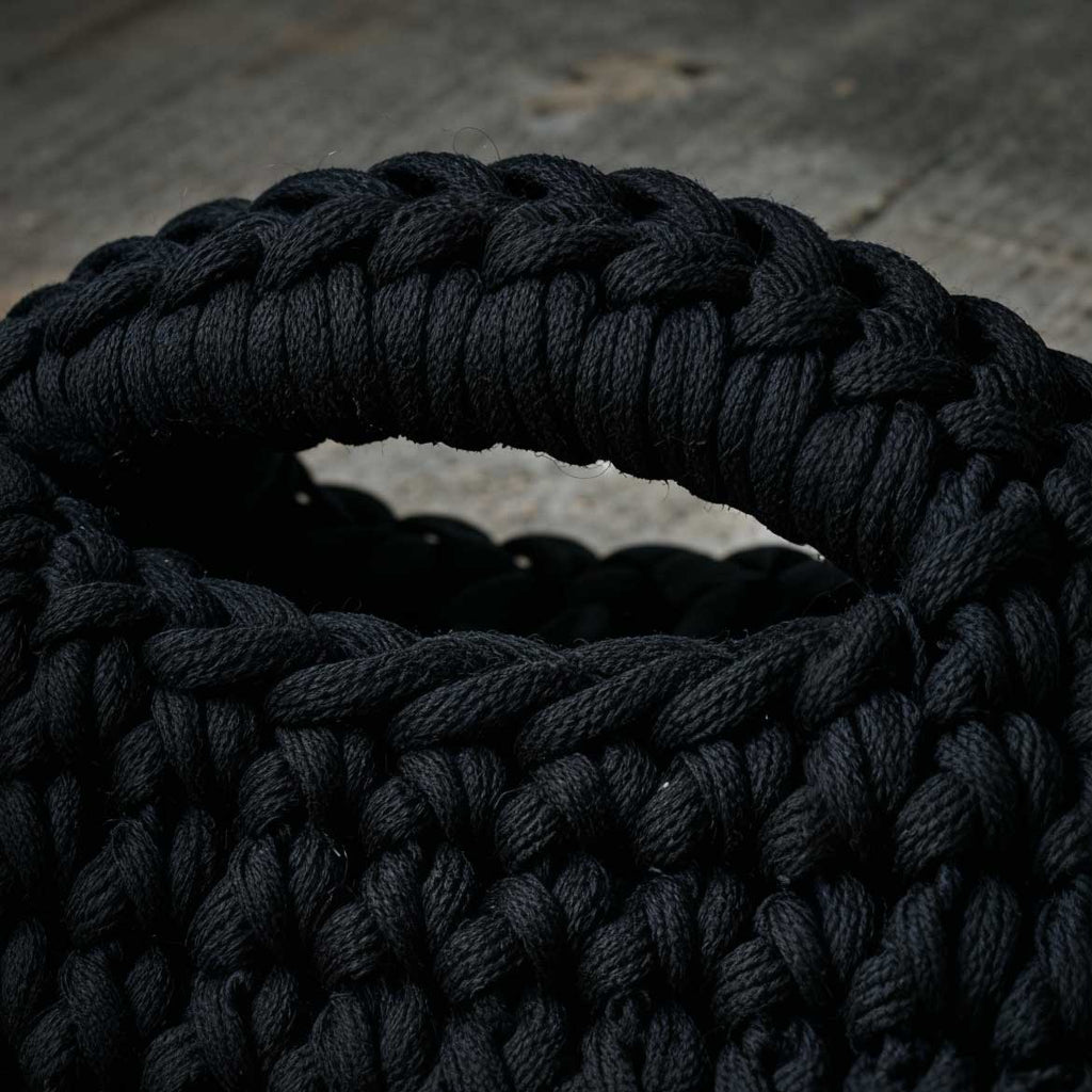 Clutch bag all'uncinetto fatta a mano nera con frange