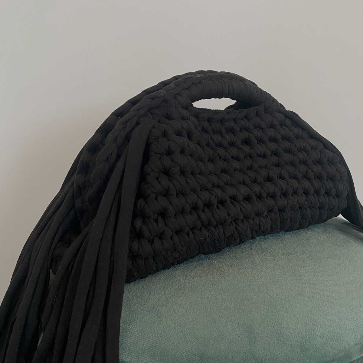 Clutch bag all'uncinetto fatta a mano nera con frange