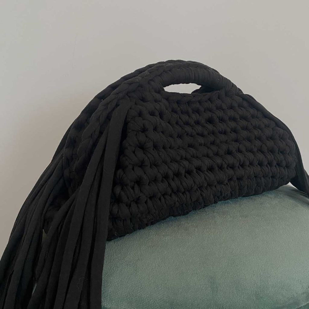 Clutch bag all'uncinetto fatta a mano nera con frange
