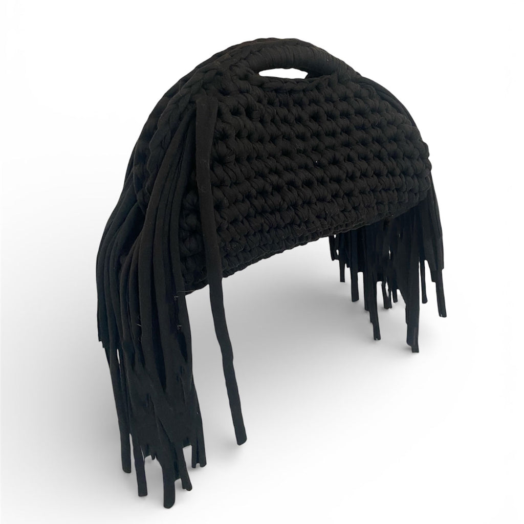 Clutch bag all'uncinetto fatta a mano nera con frange